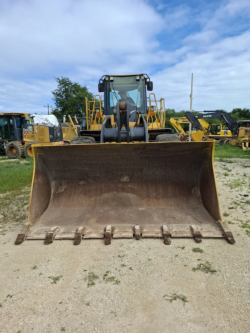 Cargador frontal John Deere 724J, unidad CF-11