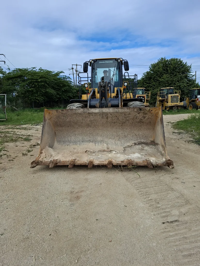 Cargador frontal John Deere 724K, unidad CF-24